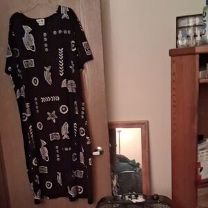 Chic Black and White Graphic Midi Dress